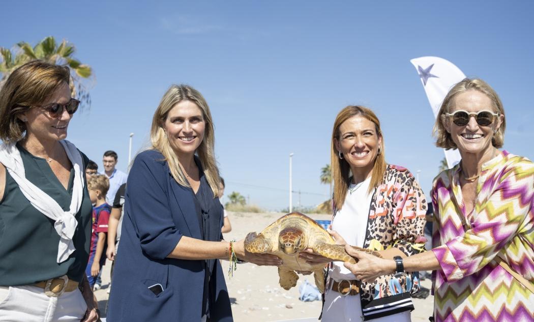 Marta Barrachina suelta al mar en Almassora a la tortuga “Benafelí”, recuperada en el Oceanogràfic de Valencia