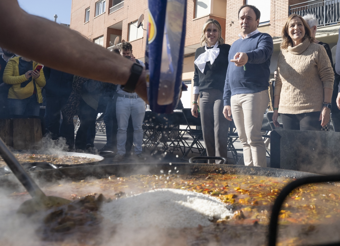 Marta Barrachina comparte con los vecinos y vecinas de Benicàssim el Día de las Paellas